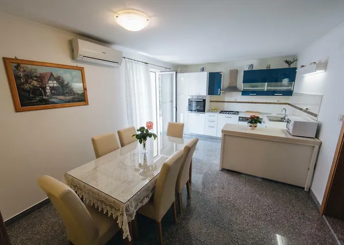 Apartament Danica *